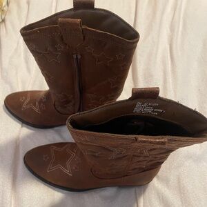 Arizona Jean kyleen cowboy boots.NWOT. Size 2m. Brown
